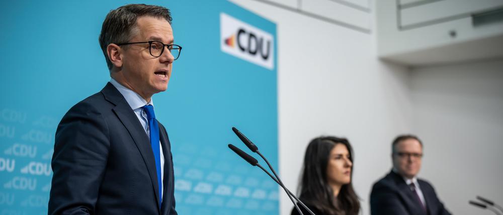 CDU-Generalsekretär Carsten Linnemann und die stellvertretenden Vorsitzenden der Programm- und Grundsatzkommission, Serap Güler und Mario Voigt.