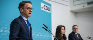 CDU-Generalsekretär Carsten Linnemann und die stellvertretenden Vorsitzenden der Programm- und Grundsatzkommission, Serap Güler und Mario Voigt.
