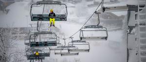Freizeitsportler sitzen in einem Sessellift (Symbolbild).