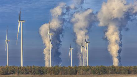 Auf ehemaligen Tagebauflächen ensteht eine GigawattFactory DEU/Brandenburg/Peitz Alte und Neue Energien in der Lausitz: Der Ausstieg aus der Lausitzer Braunkohle hatte am Leag Kraftwerk Jänschwalde Bildhintergrund bereits im Oktober 2018 begonnen. Doch jetzt wurden die Reserven wieder reaktiviert. Die Lausitz soll das größte Zentrum erneuerbarer Energien in Deutschland werden, das plant die Lausitzer Braunkohle AG LEAG bis 2030. Sieben Gigawatt erneuerbare Energien sollen vor allem auf Bergbaufolgeland erzeugt werden. Die künftige GigawattFactory soll innovative Speicherlösungen, grünen Wasserstoff und zukunftsfähige Kraftwerke verbinden um umweltfreundliche Energie als gesicherte Leistung verfügbar zu machen. Auf den