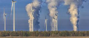 Auf ehemaligen Tagebauflächen ensteht eine GigawattFactory DEU/Brandenburg/Peitz Alte und Neue Energien in der Lausitz: Der Ausstieg aus der Lausitzer Braunkohle hatte am Leag Kraftwerk Jänschwalde Bildhintergrund bereits im Oktober 2018 begonnen. Doch jetzt wurden die Reserven wieder reaktiviert. Die Lausitz soll das größte Zentrum erneuerbarer Energien in Deutschland werden, das plant die Lausitzer Braunkohle AG LEAG bis 2030. Sieben Gigawatt erneuerbare Energien sollen vor allem auf Bergbaufolgeland erzeugt werden. Die künftige GigawattFactory soll innovative Speicherlösungen, grünen Wasserstoff und zukunftsfähige Kraftwerke verbinden um umweltfreundliche Energie als gesicherte Leistung verfügbar zu machen. Auf den