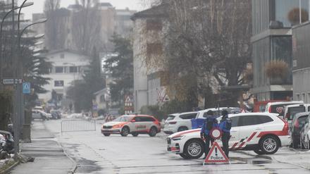 Blick auf eine von der Polizei gesperrte Straße nach Schüssen in Sitten.  