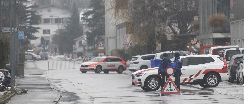 Blick auf eine von der Polizei gesperrte Straße nach Schüssen in Sitten.  