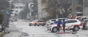 Blick auf eine von der Polizei gesperrte Straße nach Schüssen in Sitten.  
