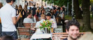 Wenn es wärmer wird, sitzen sie wieder draußen: Gäste eines Restaurants in Berlin-Mitte. 