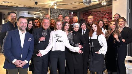 Schauspielerin Sila Sahin-Radlinger (4. v.l. vorn) kochte für ihre Gäste ein türkisches Menü im KPM-Hotel.