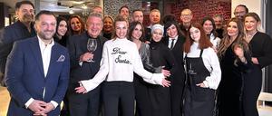 Schauspielerin Sila Sahin-Radlinger (4. v.l. vorn) kochte für ihre Gäste ein türkisches Menü im KPM-Hotel.