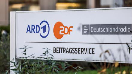Der Rundfunkbeitrag sollte ab 2025 Berechnungen von Finanzexperten zufolge von monatlich 18,36 Euro auf 18,94 Euro steigen. Das geht aus einem Entwurf des Expertengremiums KEF hervor. 