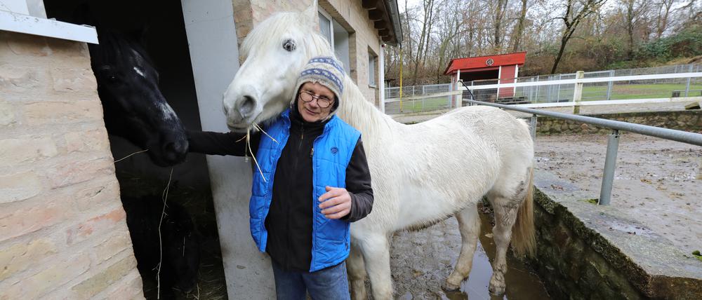 Therapiebauernhof Groß Glienicke: Inhaber Michael Fruth und zwei der dort aktiven Pferde.