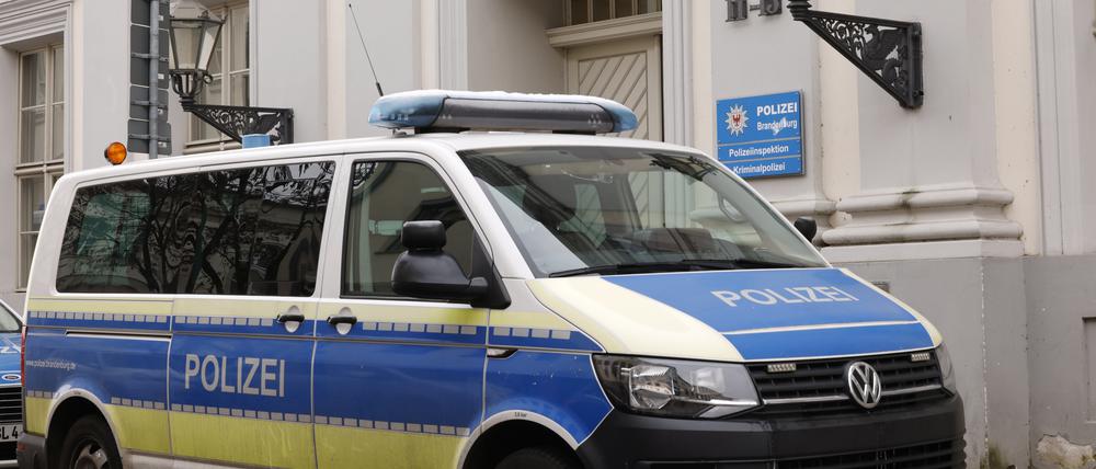 Ein 43 Jahre alter Mann legte sich am Samstag-Abend mit Polizisten an.