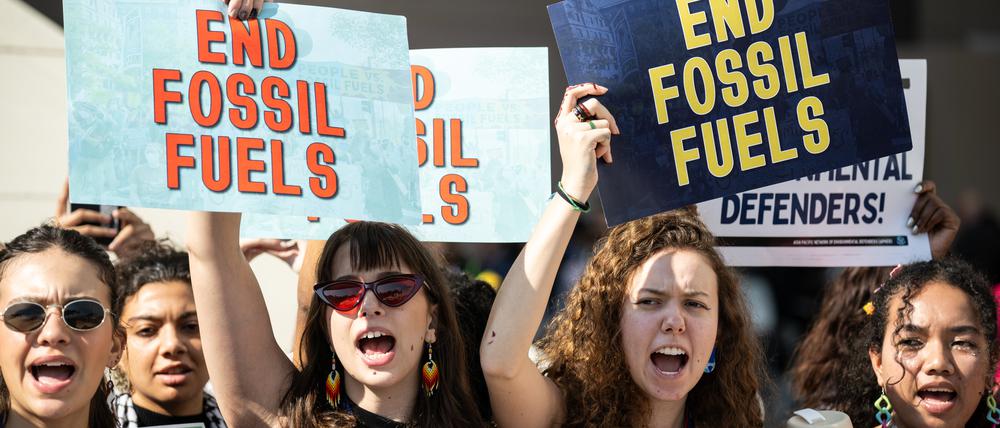 Klimaaktivistinnen demonstrieren vor dem Klimagipfel.