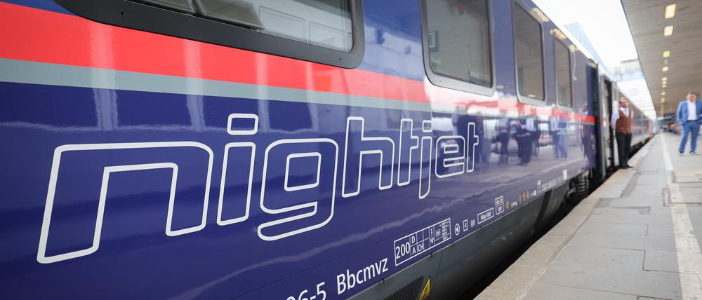 Ein Waggon des Nightjet der Österreichischen Bundesbahn mit dem «Liegewagen comfort» steht bei einem Medientermin am Bahnhof Altona. Im Schlafwagen von Berlin nach Paris - erstmals seit vielen Jahren steht die nicht nur bei Bahnromantikern beliebte Verbindung wieder im Fahrplan der Deutschen Bahn.