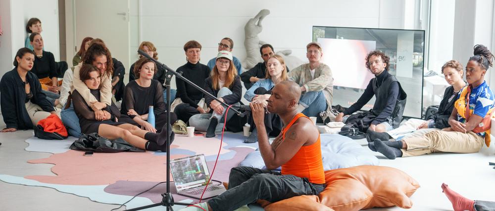 Stretch-Skulpturen von Sunny Pfalzer in der Ausstellung „I know what to do“ und eine Performance von Marshall Vincent (mitte).