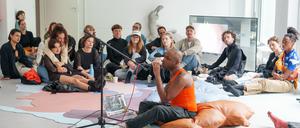 Stretch-Skulpturen von Sunny Pfalzer in der Ausstellung „I know what to do“ und eine Performance von Marshall Vincent (mitte).