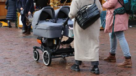 Eine Frau mit einem Kinderwagen. (Symbolbild)