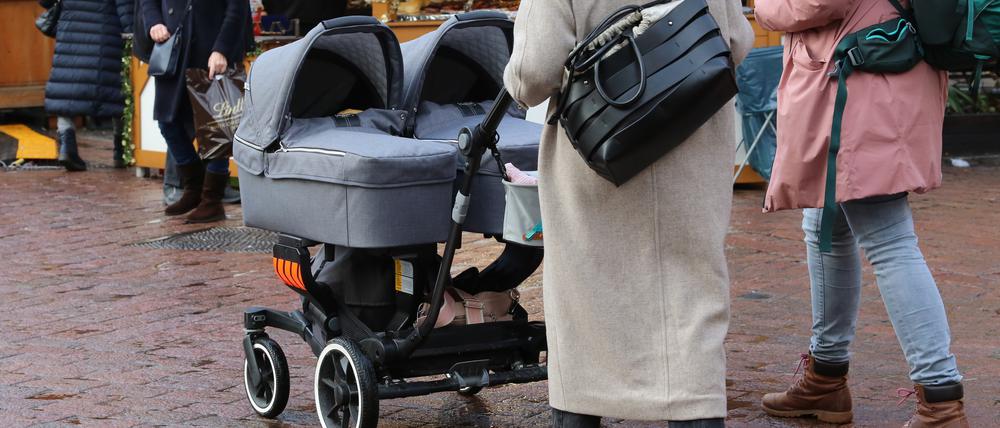 Eine Frau mit einem Kinderwagen. (Symbolbild)
