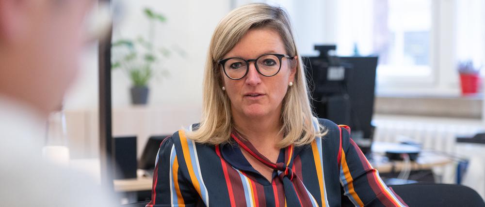Martina Klement (CSU), Staatssekretärin für Verwaltungsmodernisierung in Berlin, spricht bei einem Interview im Roten Rathaus.
