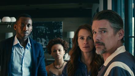 G.H. (Mahershela Ali), seine Tochter Ruth (Myha’la Herrold) und die Sandfords (Julia Roberts, Ethan Hawke) sind von der Außenwelt abgeschnitten.