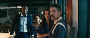 G.H. (Mahershela Ali), seine Tochter Ruth (Myha’la Herrold) und die Sandfords (Julia Roberts, Ethan Hawke) sind von der Außenwelt abgeschnitten.