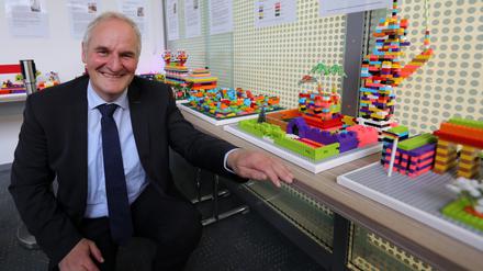 Bernd Rubelt hat ein Traumschloss gebaut – mit vielen bunten Bausteinen, und Schirmchen.