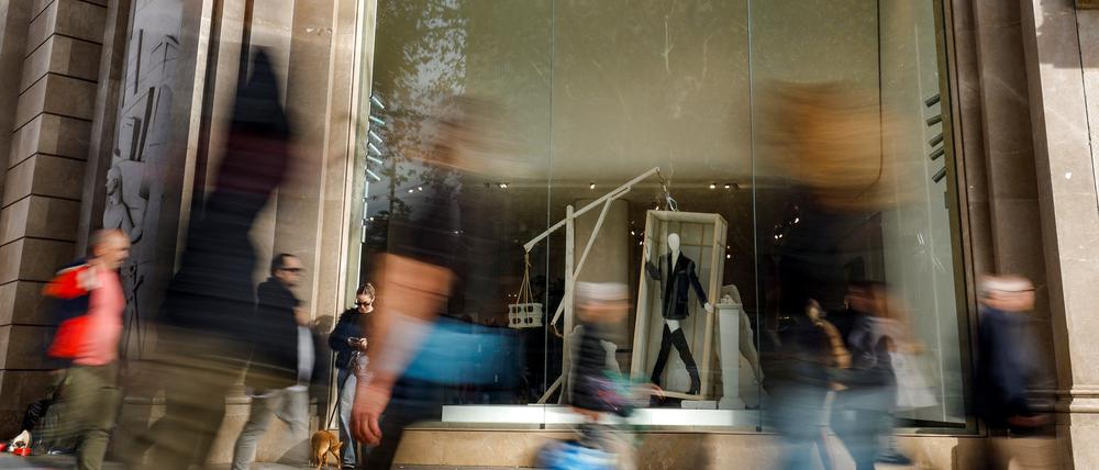 Menschen laufen an einem Zara-Geschäft in Barcelona vorbei.