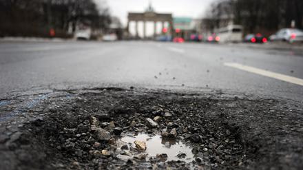 Ein Schlagloch vor dem Brandenburger Tor als Sinnbild für den Investitionsstau in Deutschland.