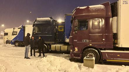 Ukrainische Lkw-Fahrer warten auf die Rückfahrt von Polen in die Ukraine. 