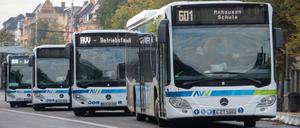 Busse des Augsburger Verkehrsverbunds (AVV) stehen in der Fuggerstraße. In vielen Regionen wird der öffentliche Personennahverkehr zum neuen Jahr teurer. Am deutlichsten steigen die Preise bei den untersuchten Verbünden im Augsburger Verkehrs- und Tarifverbund (AVV).