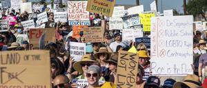 Teilnehmer halten bei einer Veranstaltung in Texas für den Demokraten Beto O’Rourke Schilder hoch.