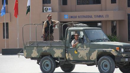 Pakistanisches Militär im Hafen von Gwadar, Baluchistan.