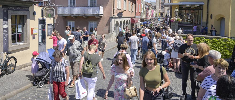 Passanten an der „Alten Mainbrücke“ in Würzburg.