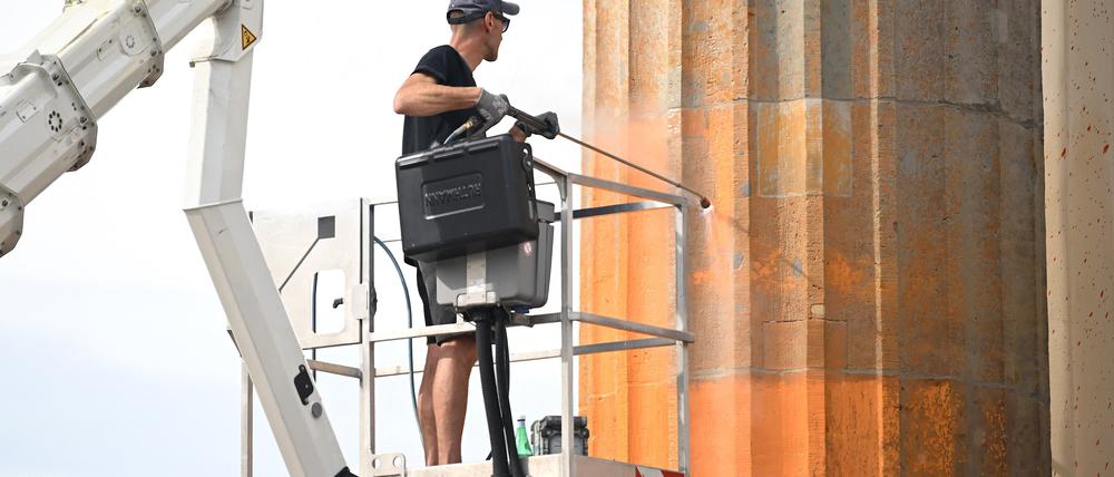 Reinigungsarbeiten nach einem Farbanschlag der Klimagruppe „Letzte Generation“ auf das Brandenburger Tor.