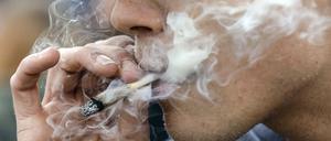 Ein Mann raucht einen Joint während einer Demonstration für den legalen Marihuana-Konsum. 