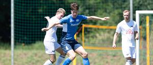 Der BFC Preussen (li. Romario Hartwig) spielt am Freitag gegen den SC Charlottenburg.