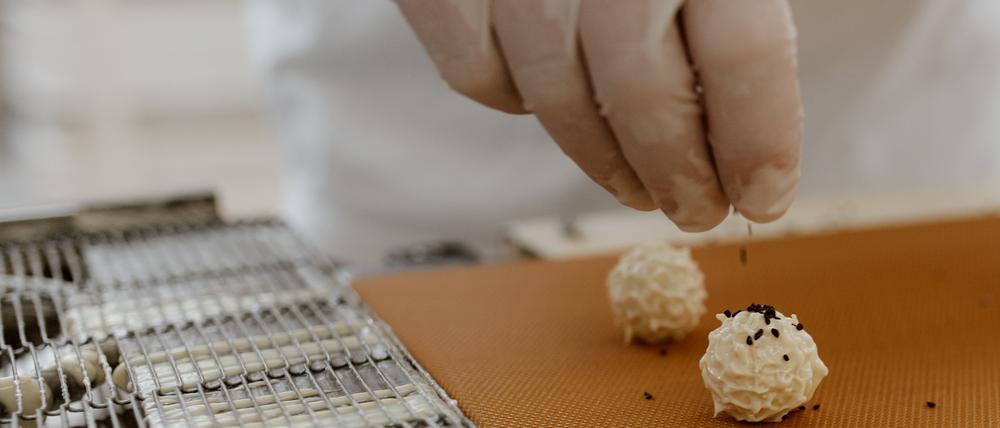 Trüffelproduktion, handgemacht, in der Confiserie Walter.