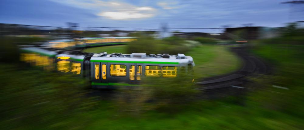 Eine Stadtbahn der Hannoverschen Verkehrsbetriebe fährt durch eine Wendeschleife.