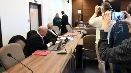 Die Angeklagten warten auf der Aufnahme vom 12. Dezember mit ihren Rechtsanwälten auf den Beginn des Prozesses.