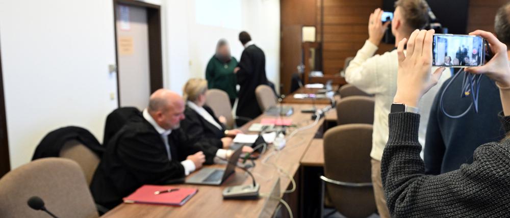 Die Angeklagten warten mit ihren Rechtsanwälten auf den Beginn des Prozesses. Zwei Männer und zwei Frauen sollen eine WG-Mitbewohnerin über Wochen geschlagen, gequält und gedemütigt haben.