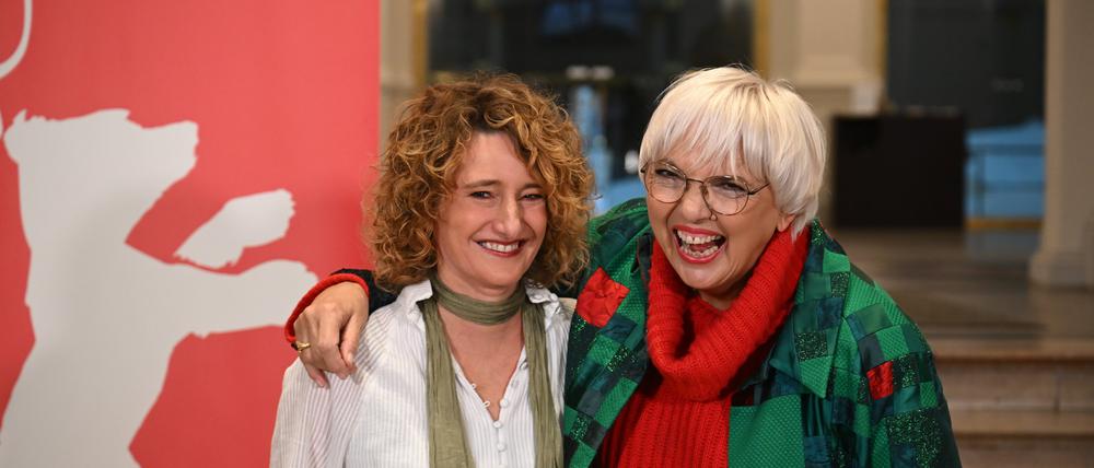 Tricia Tuttle (l) steht nach ihrer Vorstellung als neue Leiterin der Berlinale im Gropius Bau neben Claudia Roth (Bündnis 90/Die Grünen), Staatsministerin für Kultur und Medien.