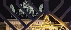 Der achtarmige Chanukka-Leuchter wird zum jüdischen Lichterfest entzündet – wie hier vor dem Brandenburger Tor 2021. An der Charité verstieße die Channukia gegen das Neutralitätsgebot, argumentiert die Klinik.