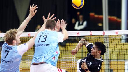 Gegen Haching München setzte es die nächste Niederlage für die Netzhoppers (vorn). 
