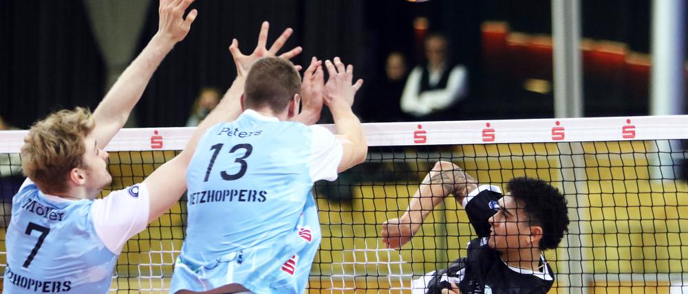 Gegen Haching München setzte es die nächste Niederlage für die Netzhoppers (vorn). 