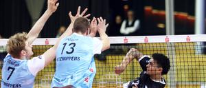 Gegen Haching München setzte es die nächste Niederlage für die Netzhoppers (vorn). 