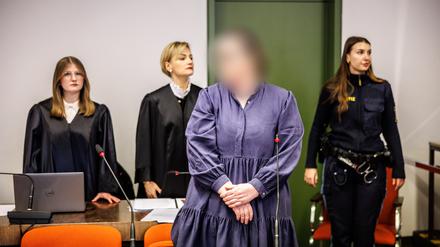 Die Angeklagte Andrea Tandler (2.v.r) vor Prozessbeginn