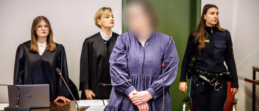 Die Angeklagte Andrea Tandler (2.v.r) vor Prozessbeginn