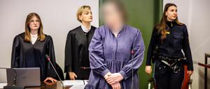 Die Angeklagte Andrea Tandler (2.v.r) vor Prozessbeginn