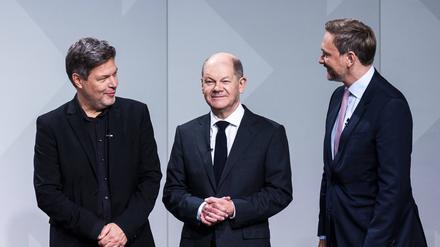 Bild aus besseren Zeiten: Vizekanzler Robert Habeck, Kanzler Olaf Scholz und Finanzminister Christian Lindner nach der Unterzeichnung des Koalitionsvertrages. Die sogenannte Fortschrittsagenda braucht dringend ein Update. 