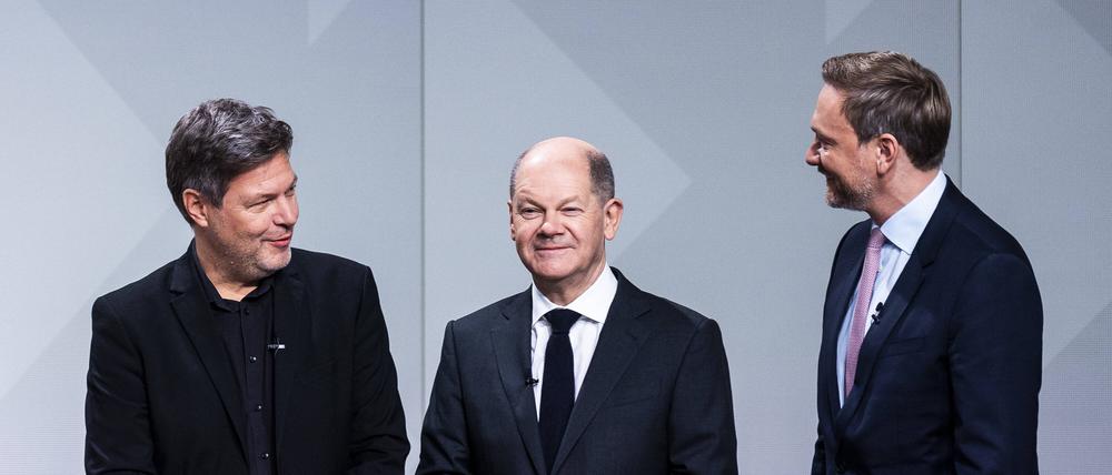Bild aus besseren Zeiten: Vizekanzler Robert Habeck, Kanzler Olaf Scholz und Finanzminister Christian Lindner nach der Unterzeichnung des Koalitionsvertrages. Die sogenannte Fortschrittsagenda braucht dringend ein Update.