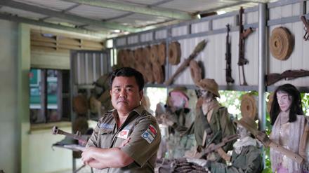 Aki Ra, geboren Anfang der 1970er Jahre als Eoun Yak, musste als Kindersoldat für die Roten Khmer kämpfen. Dabei legte er selbst unzählige Landminen.