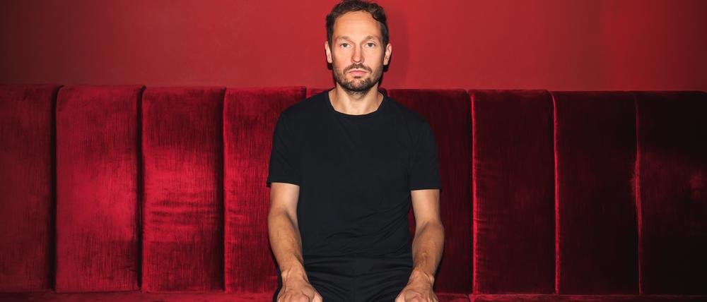 Der Autor Friedemann Karig spielt in seinem neuen Roman mit Lüge und Wahrheit.